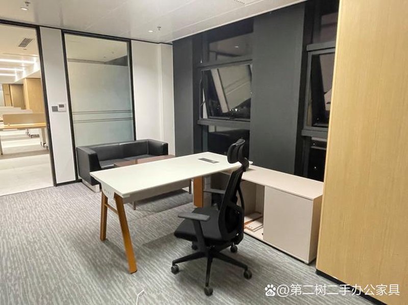 办公空间的艺术化探索—定制办公桌的魅力